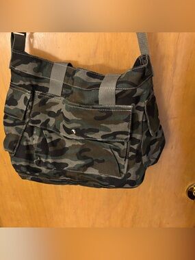 Wimens Camouflage Utility Crossbody Bag - Green Camo